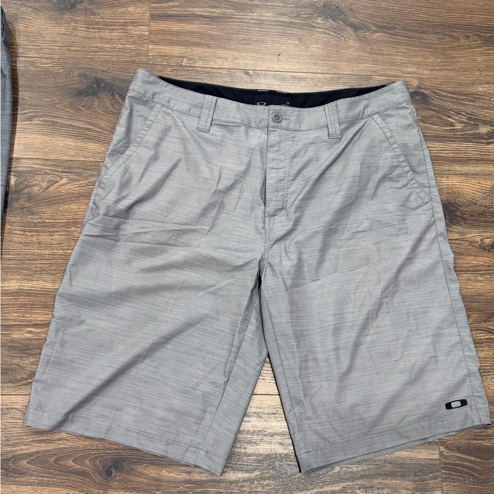 Oakley Men's Light Gray Flat Front Shorts/Chinos